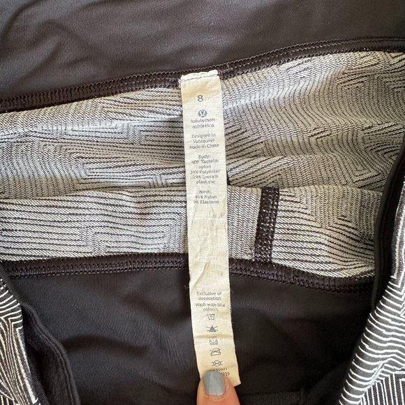 Lululemon Soulcycle Cropped Leggings White/Black Design w/ Mesh Detail Size 8 - Picture 3 of 16